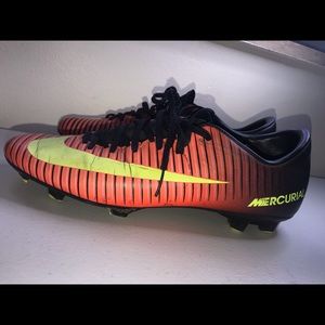 Nike Soccer Cleats (Size: 7 US)